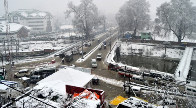Heavy snow in Kashmir, roads closed, flights cancelledHeavy snow in Kashmir, roads closed, flights cancelled