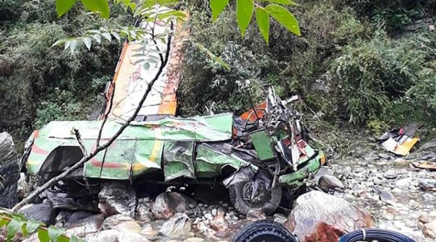 Over 40 killed, 30 injured as bus falls into gorge in Banjar