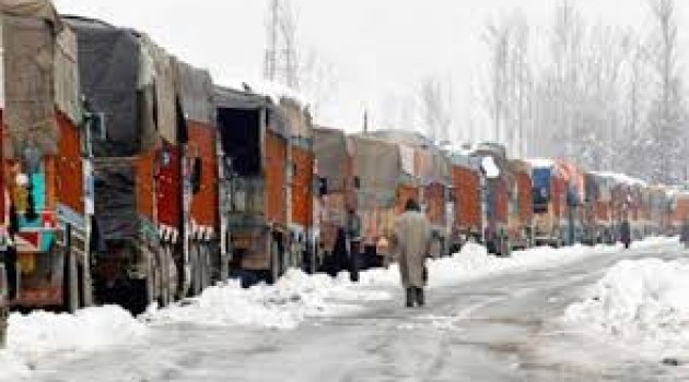 Highway connecting Ladakh with Kashmir closed due to snowfall