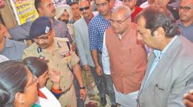 Governor visits yatra base camp in Srinagar, DGP highway