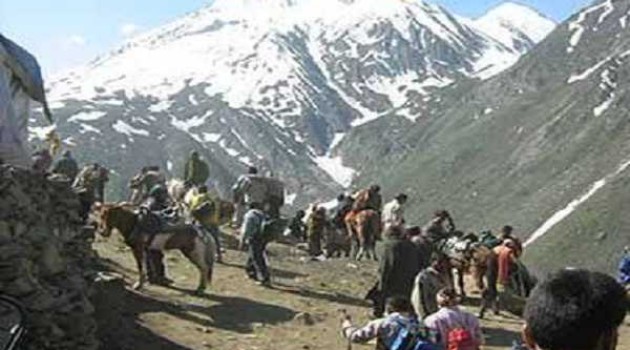 Fresh batches leave base camps for holy cave, 1.32 lakh have darshan so far