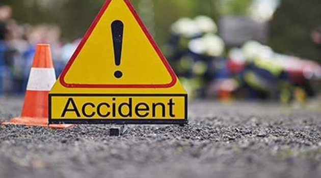 .Two killed, 3 injured as two vehicles collide head-on in Bijbehara