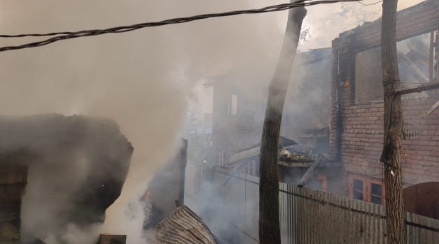 Devastating fire incident damage 4 residential houses in Shopian