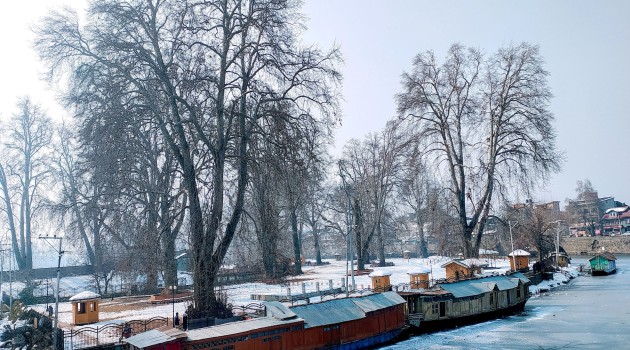 Mercury falls across Kashmir Valley, Srinagar shivers at minus 7°C
