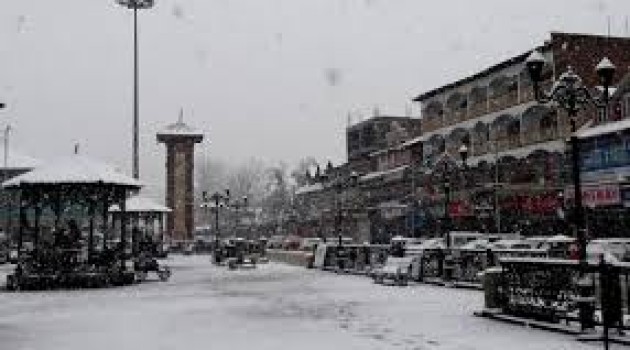 Kashmir receives fresh snowfall; road, air connectivity snapped