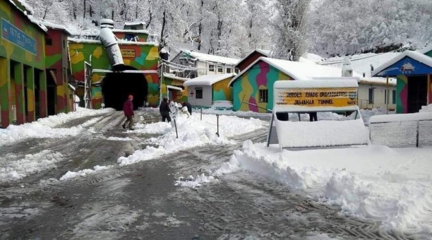 Srinagar-Jammu NH remains shut for past five days, thousands stranded