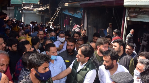 Mayor  Srinagar visits  Zaina Kadal to meet fire victims