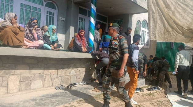 In a first, GoC 15 Corps Lt Gen D P Pandey visits house of slain SPO, his brother in Budgam