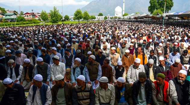 Muslims Throng Mosques, Eid-Gahs As Kashmir Celebrates Covid restriction-free Eid After 2 Years