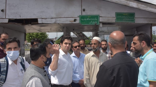 SMC commissioner tours city,  visits Hazratbal Dargah 