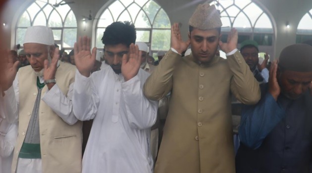 On the occasion of Eid-ul-Fitr Srinagar Mayor participated in the congregational prayer at the Hazratbal Shrine
