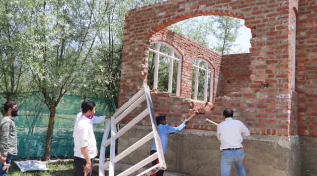LCMA conducts demolition drive in various Srinagar areas