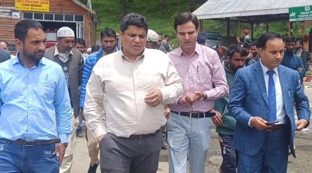 Tourism Secy. visits Gulmarg, inaugurates Pre paid counter for pony services