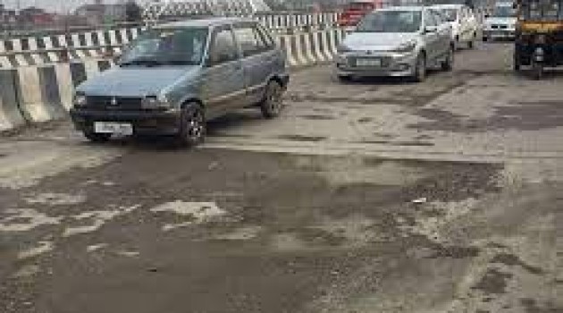 Potholes on Rambagh-Jahengeer Chowk flyover give tough time to commuters