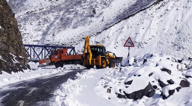 Srinagar-Kargil highway closed due to avalanches