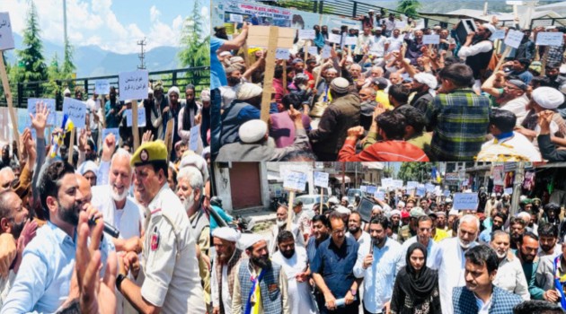 DPAP demonstrates in Kishtwar for compensation to earthquake victims, against ration curtailment