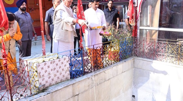 LG Sinha pays obeisance at Mata Kheer Bhawani Asthapan Tikkar Kupwara
