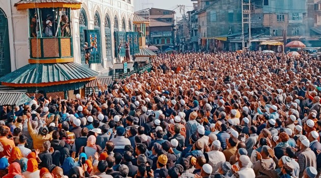 Thousands attend Friday prayers at Dastgeer Sahab on the concluding day of annual Urs in Kashmir