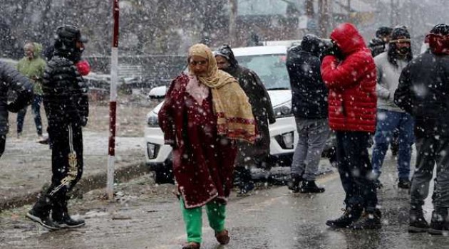Upper reaches of Kashmir valley receive fresh snowfall, plains lash by rains