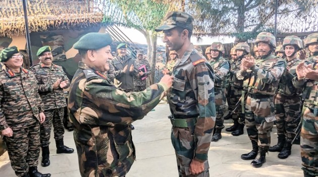 Northern Army Commander, GOC White Knight Corps visit forward posts in Rajouri