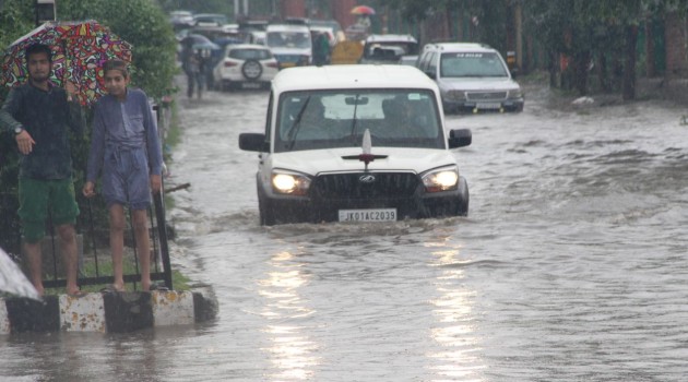 Parts of Srinagar virtually turned into artificial lakes due to few hours rain