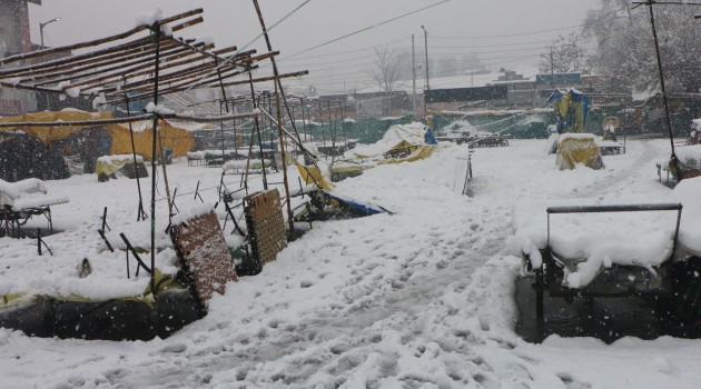 Heavy snow in Kashmir, roads closed, flights cancelled