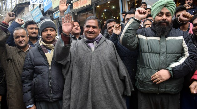 NON-LOCAL SHOPKEEPERS AND BUSINESSMAN PROTEST AT HARISINGH HIGH STREET AGAINST ATTACK ON STUDENTS AND OTHER KASHMIRIS IN JAMMU AND OTHER PART OF THE COUNTRY