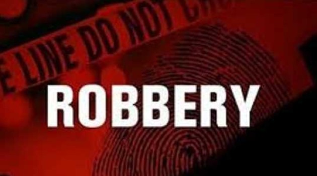 Two persons injured as robbers loot money in Kathua