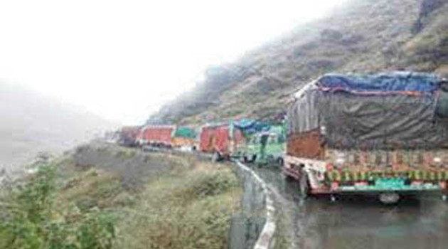 Despite snowfall Srinagar-Jammu highway through for one-way traffic