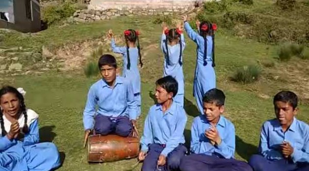 Govt School students sing Dogri folk appealing to save trees in Udhampur, video goes viral