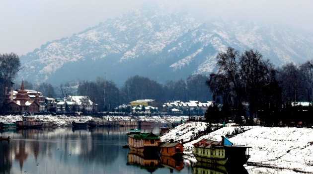 Moderate to heavy snowfall in Kashmir valley, flights cancelled