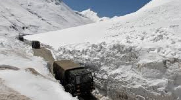 Snow clearance operation completed on Leh highway, repair of road underway