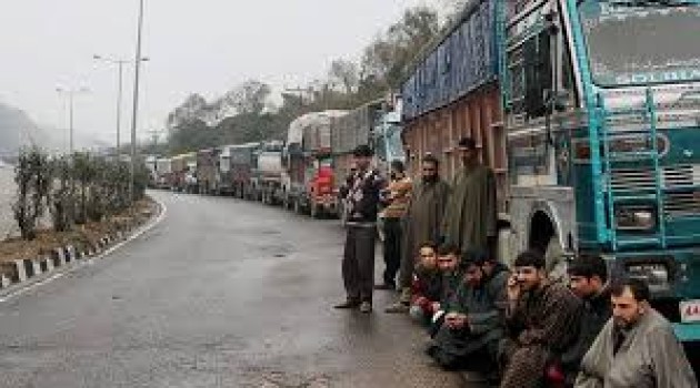 Traffic again suspended on Kashmir highway due to fresh landslides