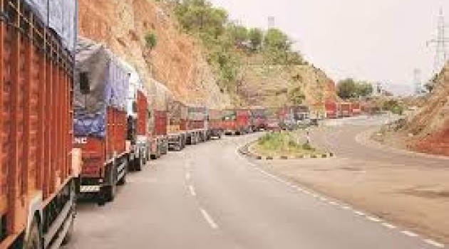 Traffic again suspended on Srinagar-Jammu highway due to fresh landslides