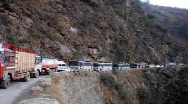 Srinagar-Jammu highway closed, hundreds of vehicles stranded