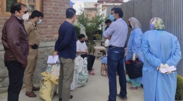Door-to-door health survey: DC Srinagar visits various areas to inspect conduct