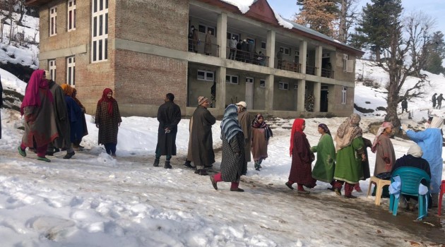 DDC polls: 13.64 per cent votes polled till 11 am in Kashmir