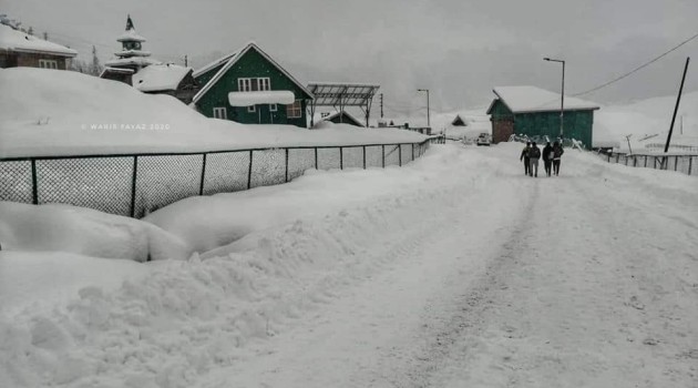 Srinagar turns white briefly due to snowfall