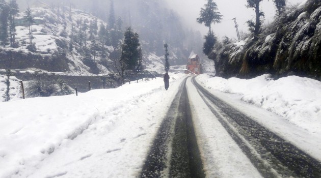 Srinagar-Leh highway and Mughal road closed after snowfall