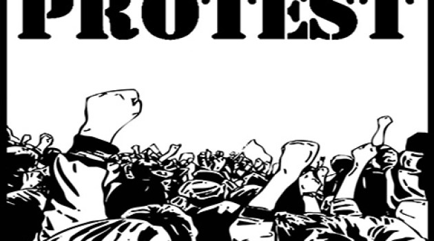 Fruit growers and dealers protest at Sopore fruit mandi over halting of trucks on NH-44
