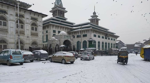 Srinagar turns white briefly due to light snowfall, mercury witness surge
