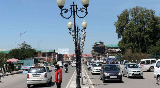Srinagar admin issues fresh Covid advisory to shopkeepers, business establishments