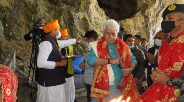 Lt Governor pays obeisance at Shri Amarnathji ShrinePerforms puja, prays for good health and happiness for all