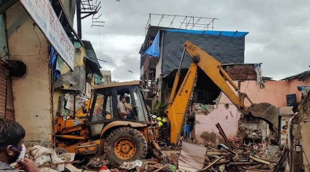 Eleven dead as building collapses in Mumbai