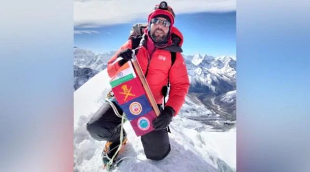 Omar, Mehbooba congratulate Kulgam youth for scaling Mount Everest
