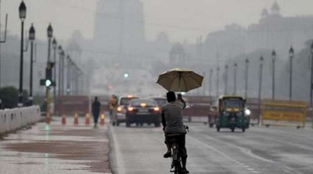 Traffic snarls as heavy rain hammers Delhi