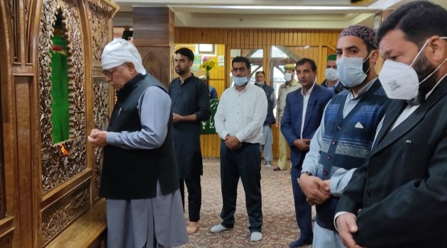 Advisor Farooq Khan pays obeisance at Baba Reshi (RA) Shrine