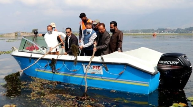Dir Tourism visits Dal Lake, participates ongoing de-weeding operation by LDA