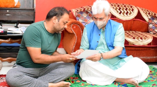 LG Manoj Sinha visited the family of teacher Deepak Chand