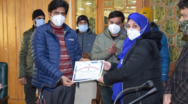 DC Pulwama felicitates frontline workers